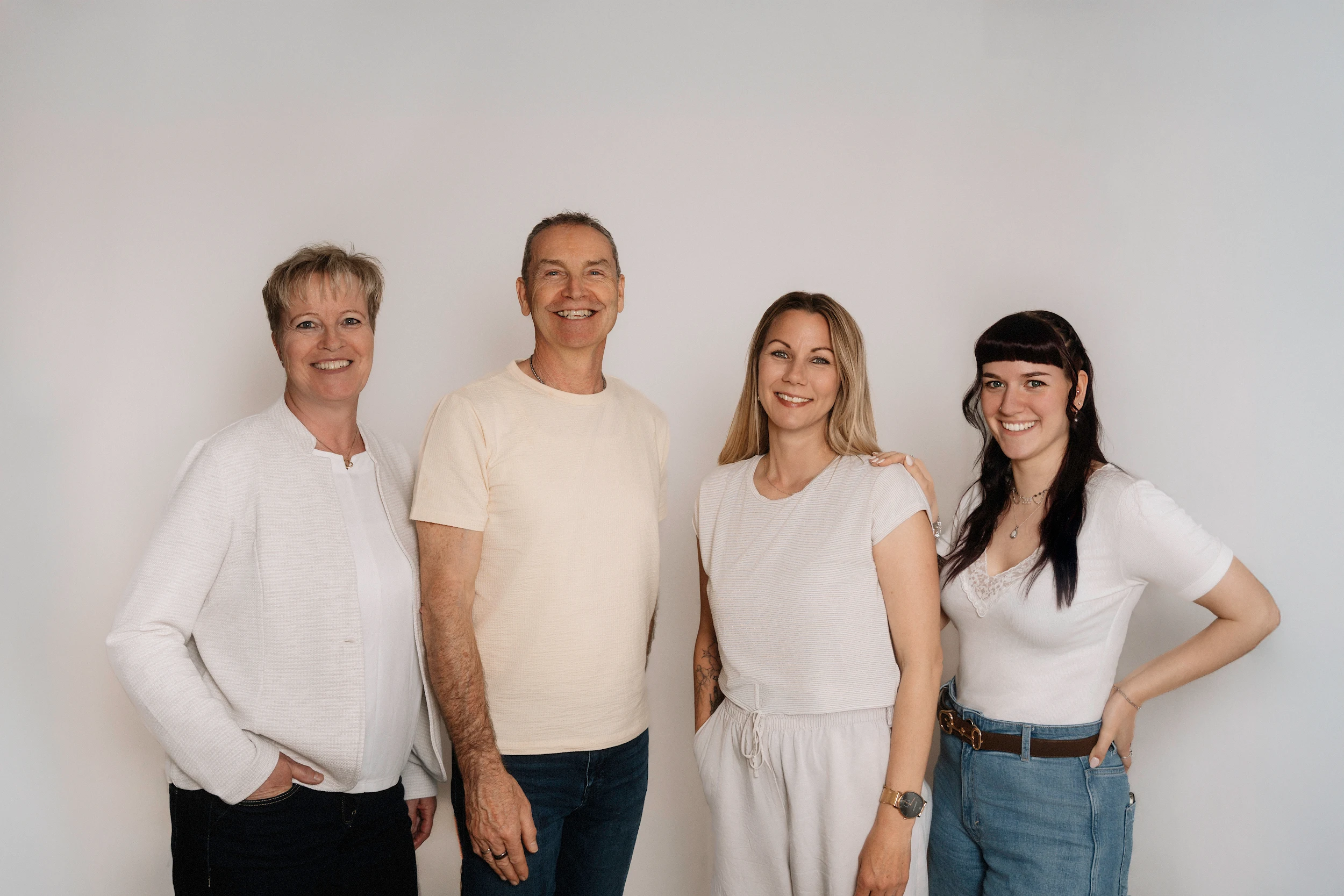Das Linsenstudio-Team steht nebeneinander: Miriam, Claudia, Olaf, Jaqueline