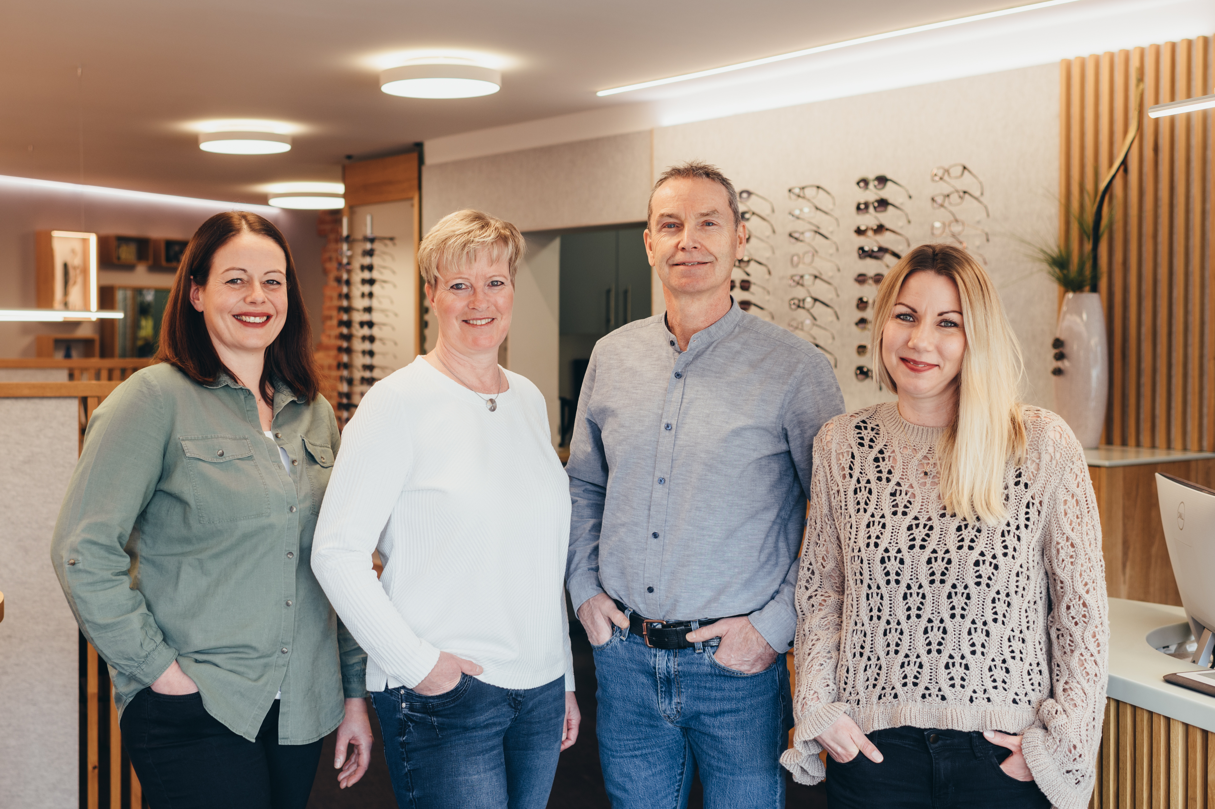 Linsenstudio Team Das Linsenstudio-Team steht nebeneinander: Miriam, Claudia, Olaf, Jaqueline